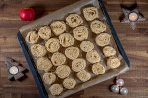 Zimtschnecken auf dem Backblech roh