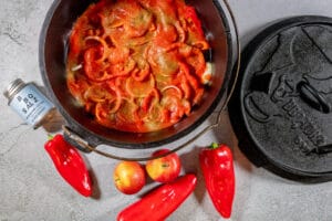 Paprika, Zwiebeln und Tomatensauce für Rippchen