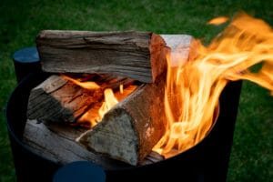 Holzfeuer entzünden