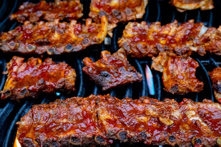 Zarte Rippchen aus dem Dutch Oven Futterattacke.de