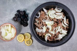 Tajine mit Rindfleisch und Zwiebeln