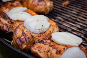 gefülltes Hähnchenbrustfilet auf dem Grill