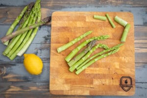 grünen Spargel kürzen