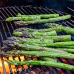 grünen Spargel grillen