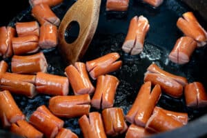 Würstchen sanft im Dutch Oven braten