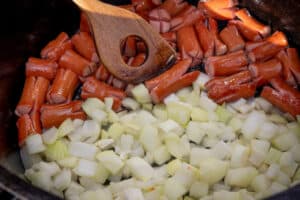 Zwiebeln anbraten im Dutch Oven